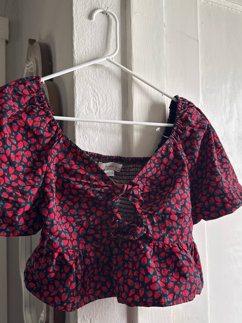 Black Strawberry-Print Tie-Front Crop Top with Puff Sleeves